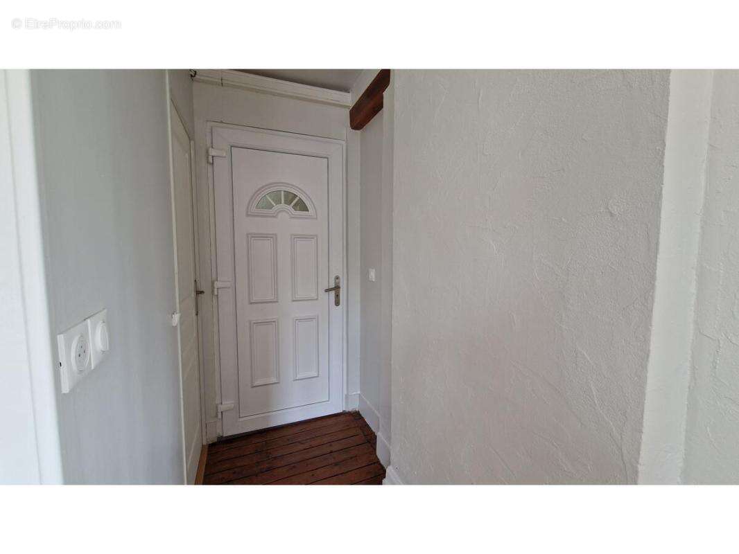 Appartement à FLEURINES