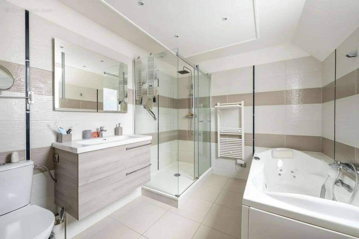 Maison à MONTJAVOULT