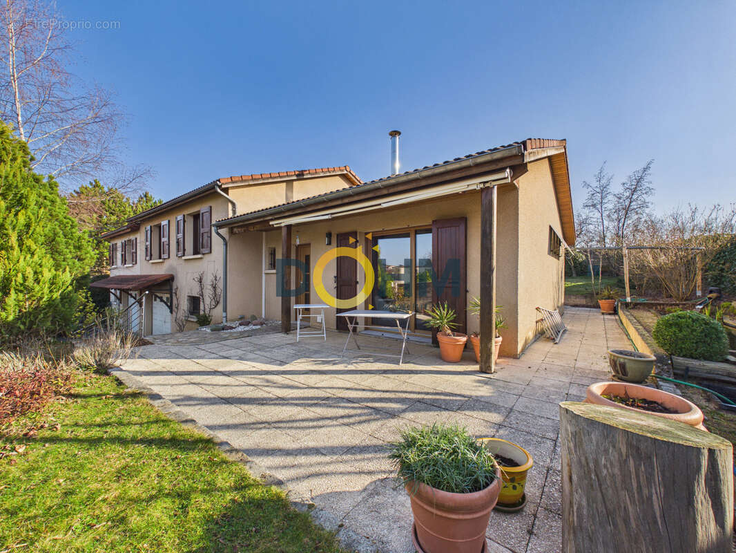 Maison à LE CHAMBON-FEUGEROLLES