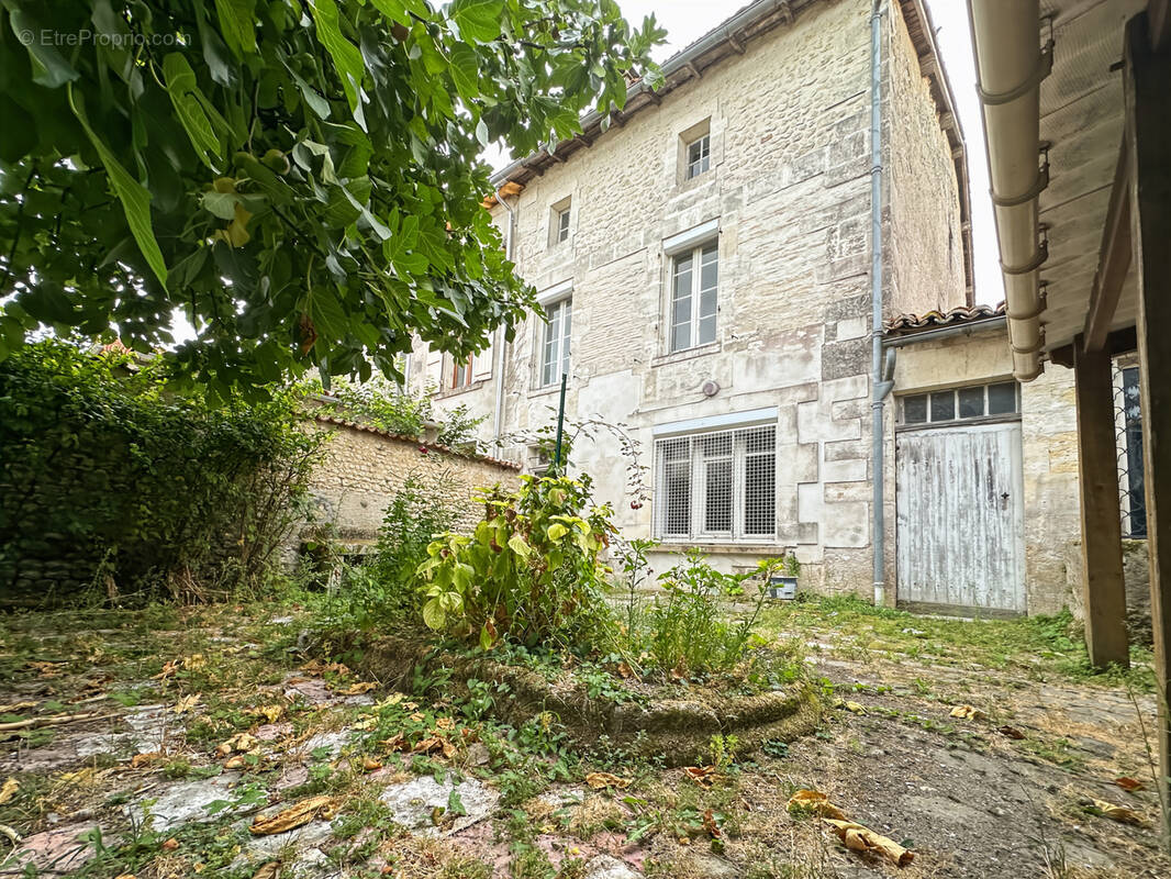 Maison à BARBEZIEUX-SAINT-HILAIRE