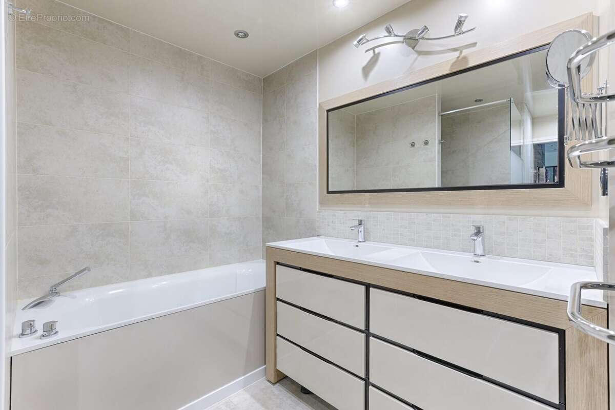 Appartement à LA GARENNE-COLOMBES