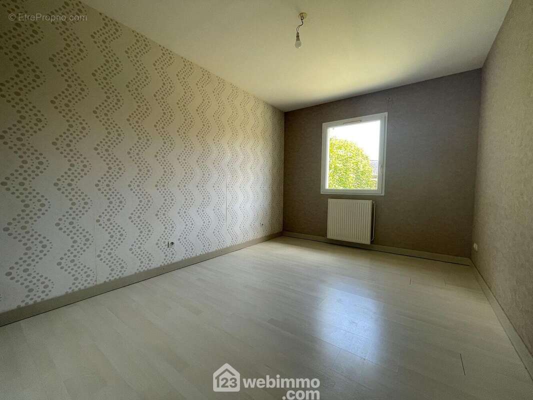 De 11 à 12 m2, - Maison à MIGNALOUX-BEAUVOIR
