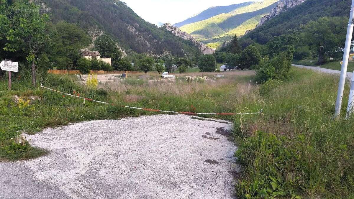 Terrain à ENTREVAUX