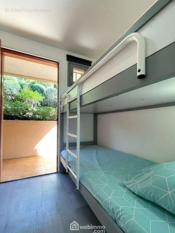 Coin cabine avec lits superposés, idéal pour accueillir famille ou optimiser un investissement locatif. - Appartement à SAINTE-MAXIME