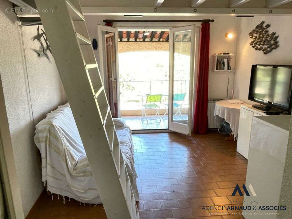 Appartement T1 à vendre avec vue mer à SAINT CYR SUR MER - La Madrague - photo 3