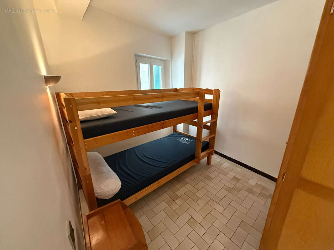 Maison de village de 55 m² à Villegailhenc avec trois chambres en bon état dans un secteur calme - photo 4