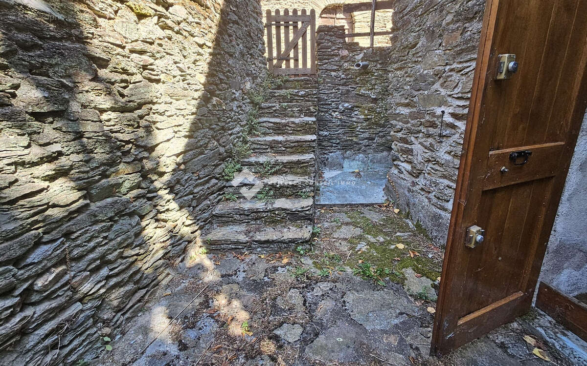 Maison à LE COLLET-DE-DEZE