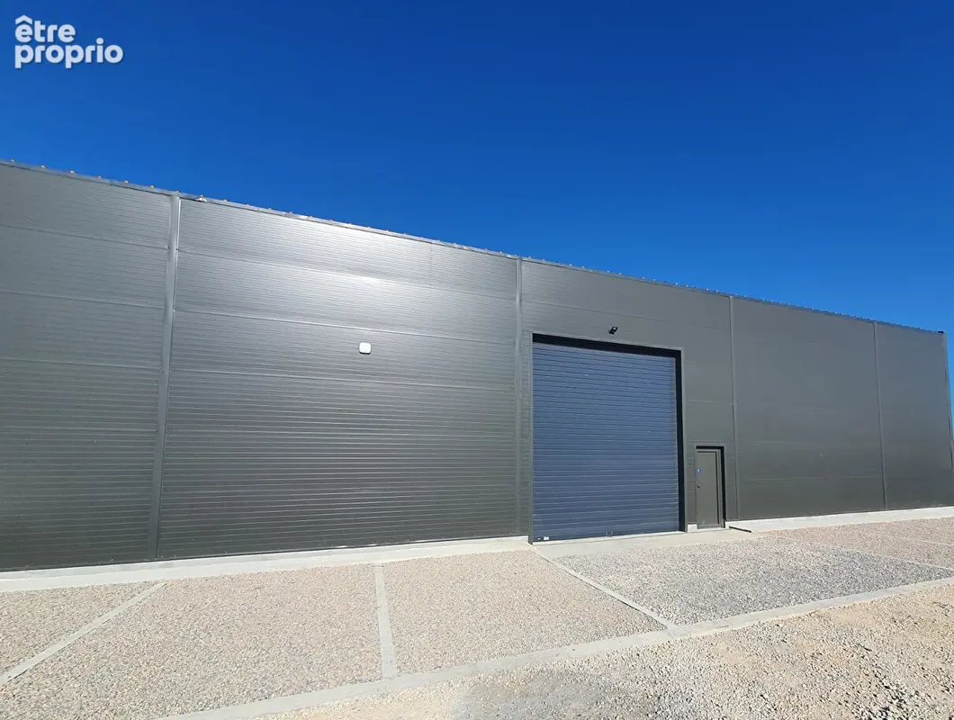 Entrepôt  (Hangar + bureaux) construit en 2021 - Saint Laurent Des Arbres -  530 m2 - Terrain de 1708 m² avec parking - photo 2