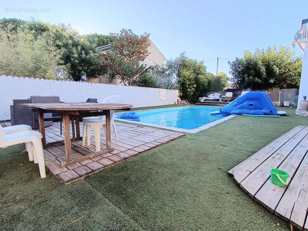 À Vendre : Garage piscine cuisine d'été extérieur de plus de 1100 m² + F3 - photo 4