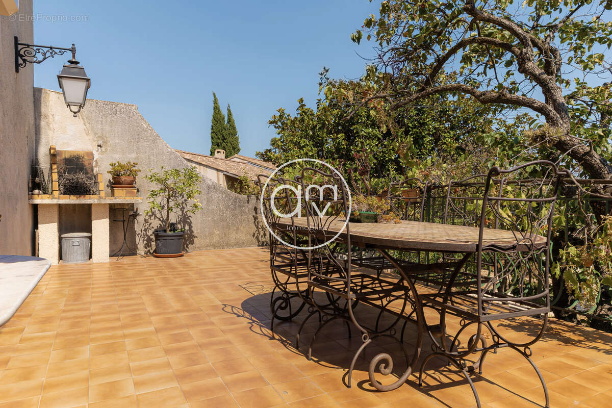 SOLLIES-PONT - Maison familiale de 160m2 avec jardin, terrasse, garage et stationnements - photo 5