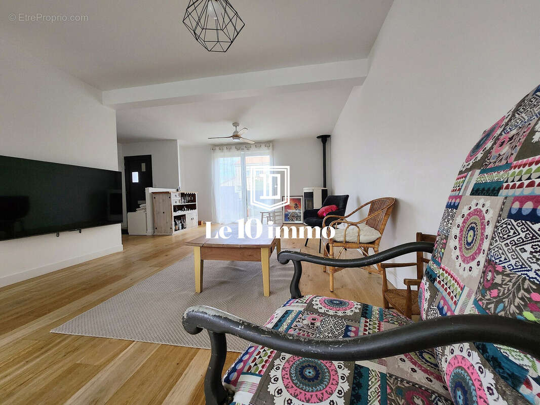 Salon - Maison à LE LOROUX-BOTTEREAU