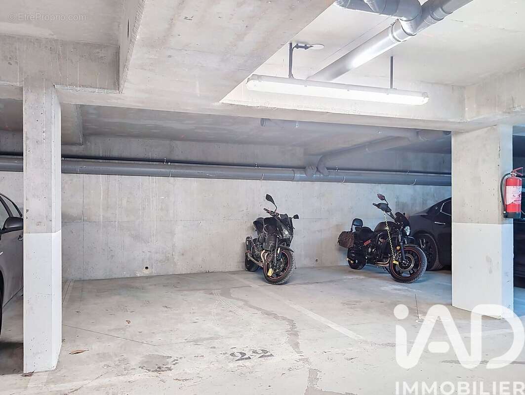 Photo 2 - Parking à YERRES