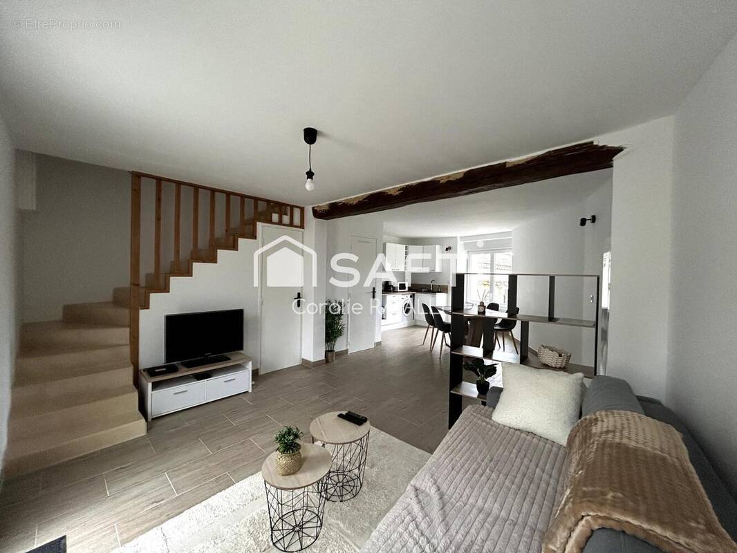 Photo 1 - Maison à ROULLET-SAINT-ESTEPHE