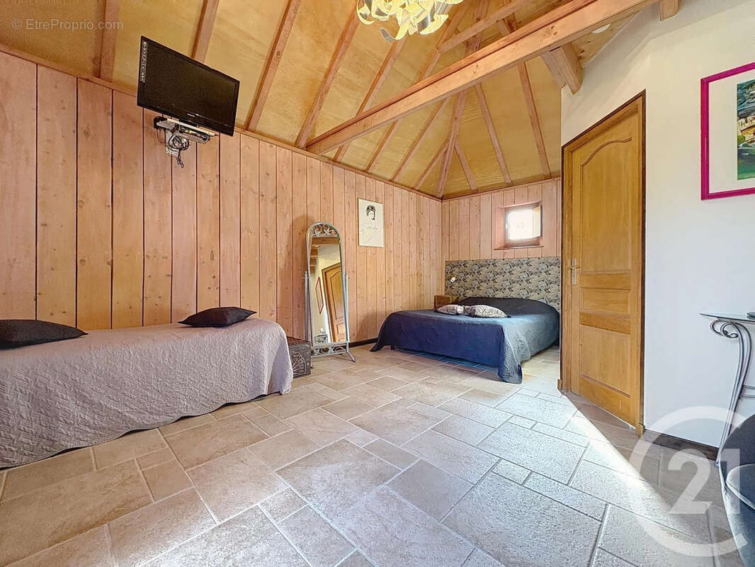 Maison 737 m² à Estissac  - photo 15