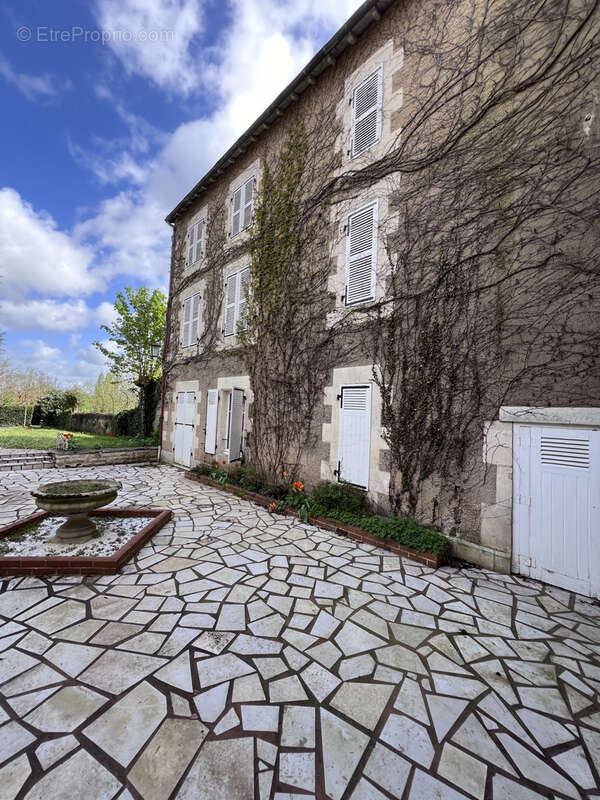 Maison à LUSSAC-LES-CHATEAUX