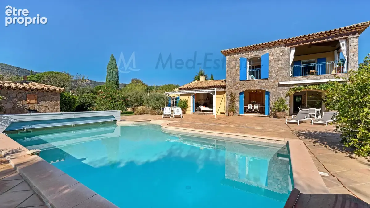 Splendide propriété provençale avec vue panoramique sur le Massif des Maures, sur un terrain plat de 3 000 m² - photo 7