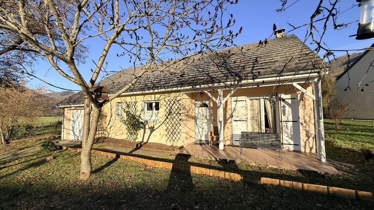 Maison à VIC-SUR-CERE