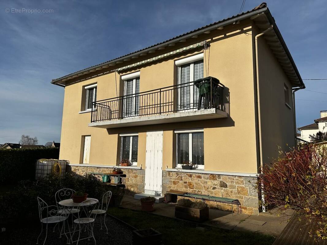 Maison 108 m² à Pleaux  - photo 1
