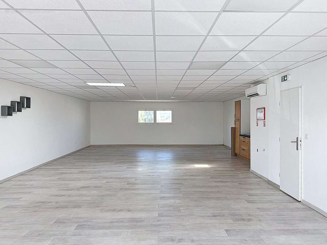 Photo 2 - Commerce à PUGET-SUR-ARGENS