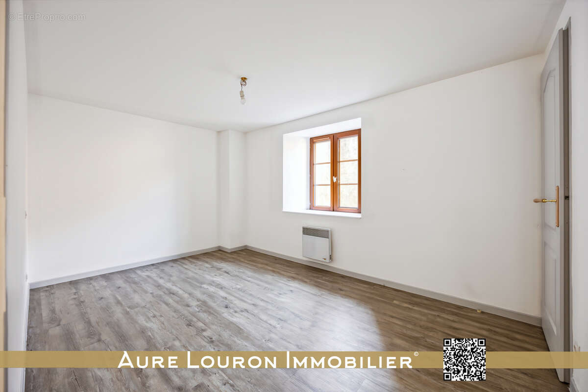 Immeuble de rapport avec 3 appartements 159m2 dans le centre-bourg de bourisp. - photo 4