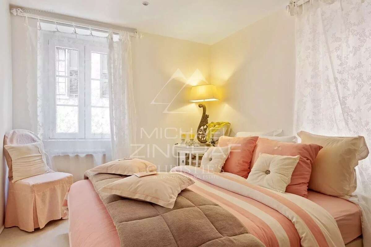 Appartement à CHATEAUNEUF-GRASSE