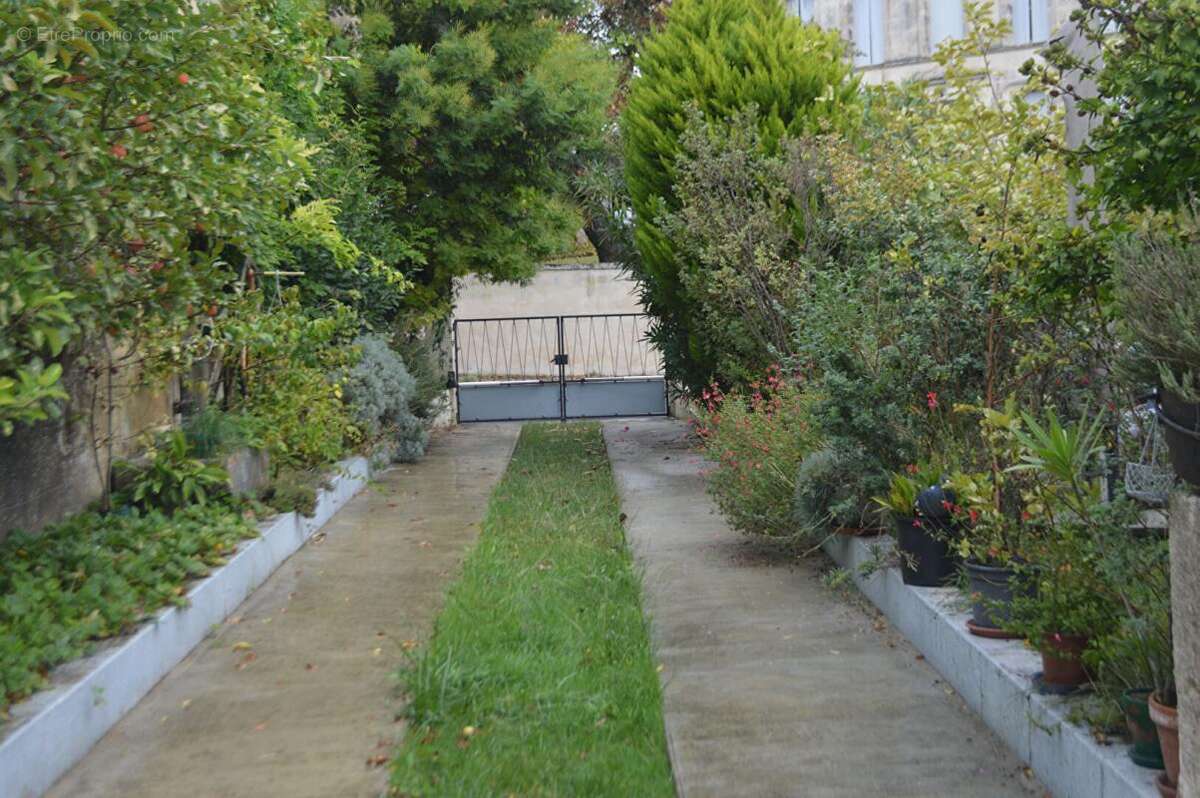 Maison à MORTAGNE-SUR-GIRONDE