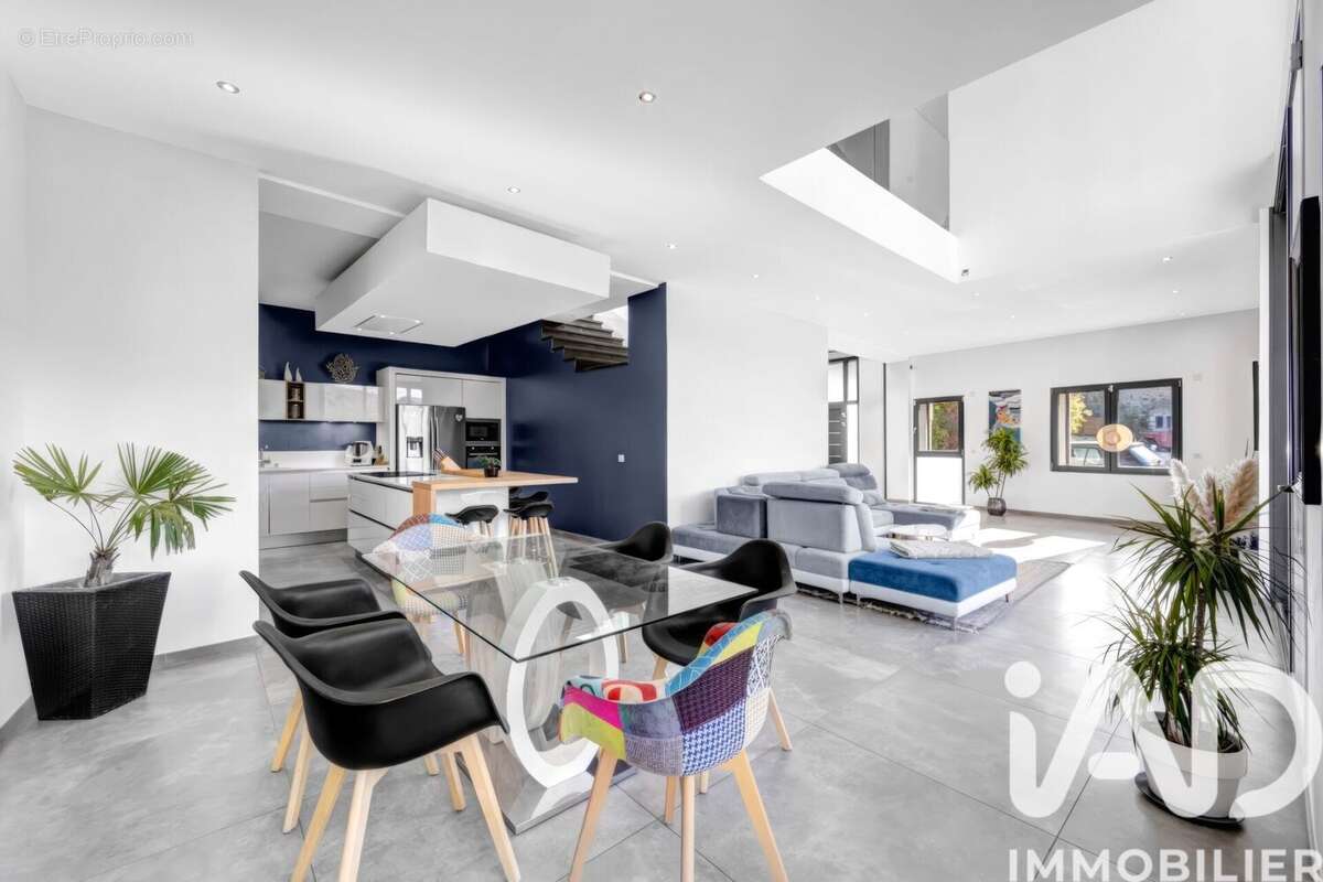 Maison 322 m² à Cuvat  - photo 4