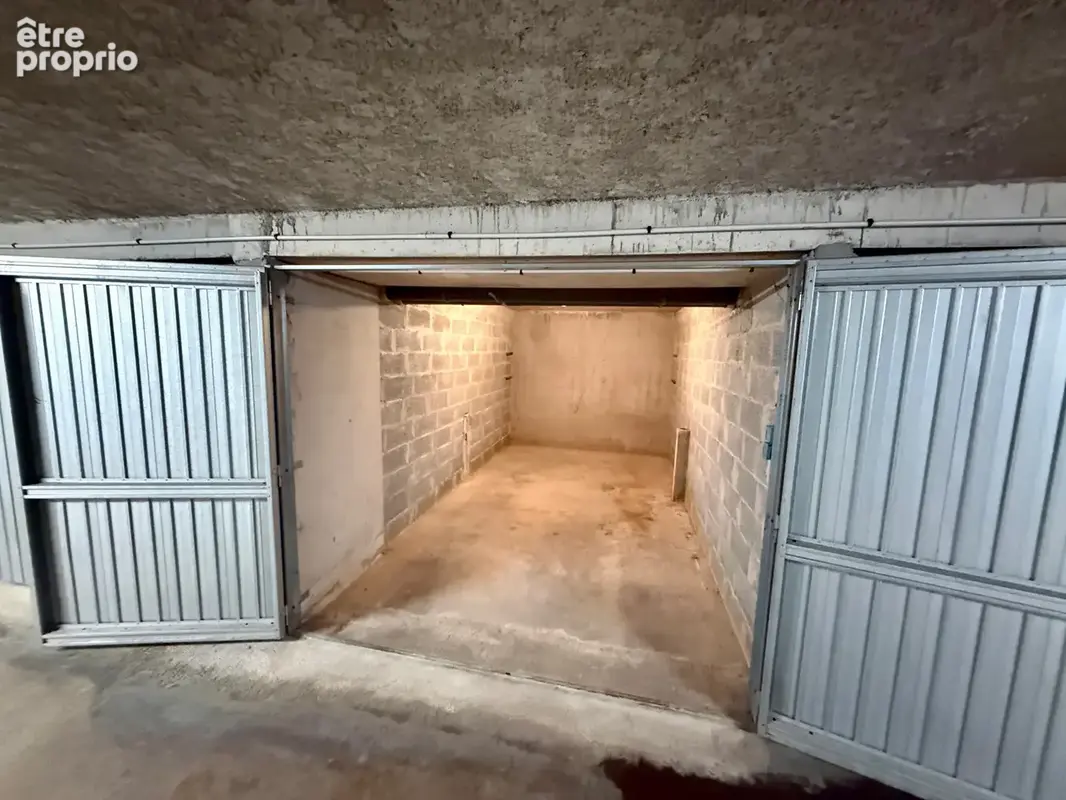 Garage en sous-sol à vendre   Emplacement privilégié en cœur de ville - photo 2