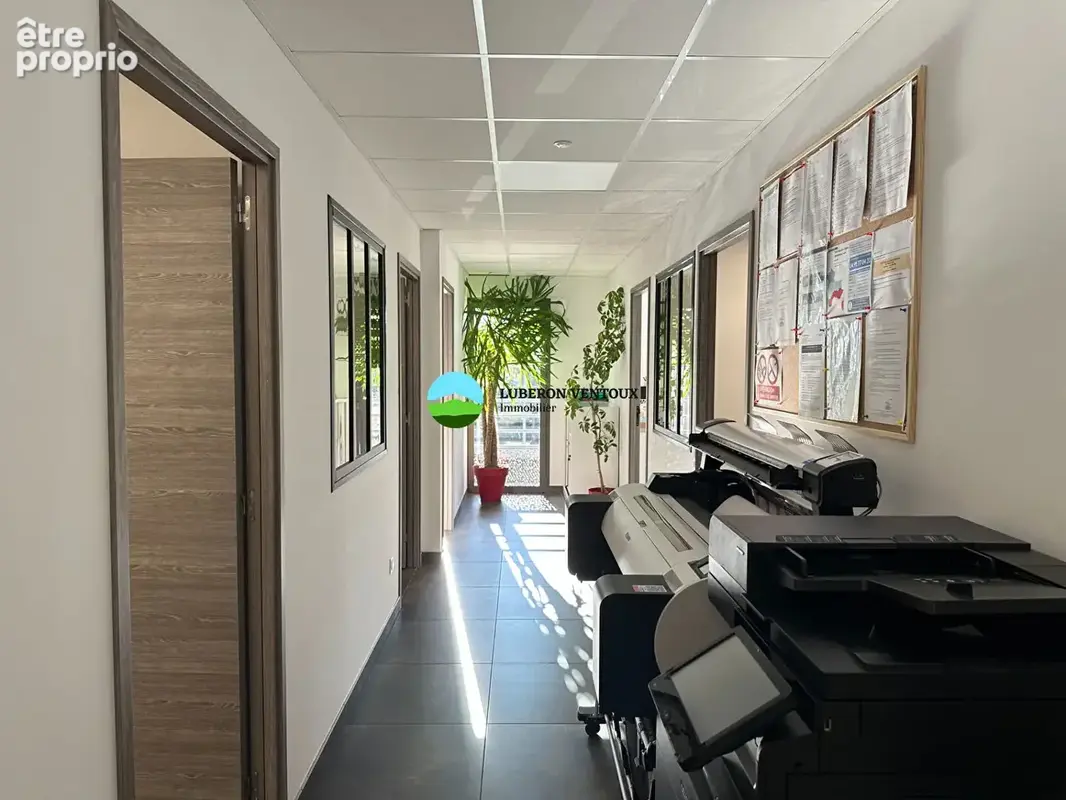 Locaux professionnels de 8 bureaux et parking - photo 3