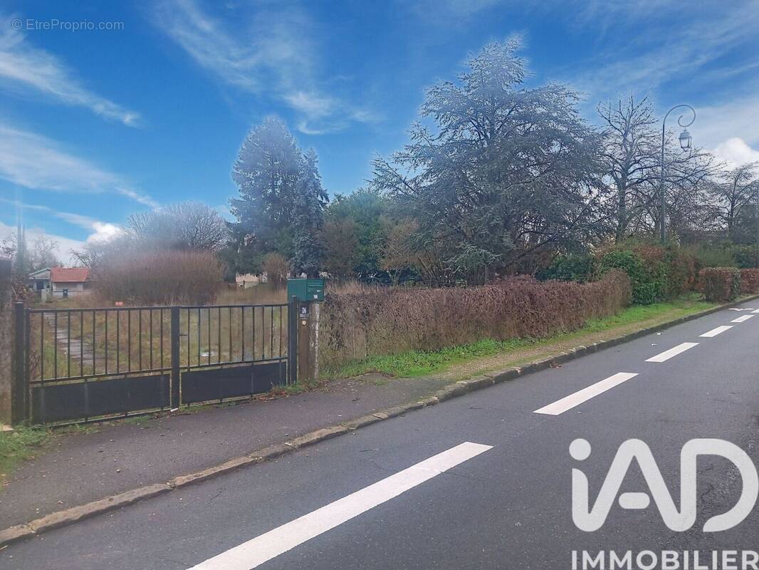 Photo 1 - Terrain à VARENNES-JARCY