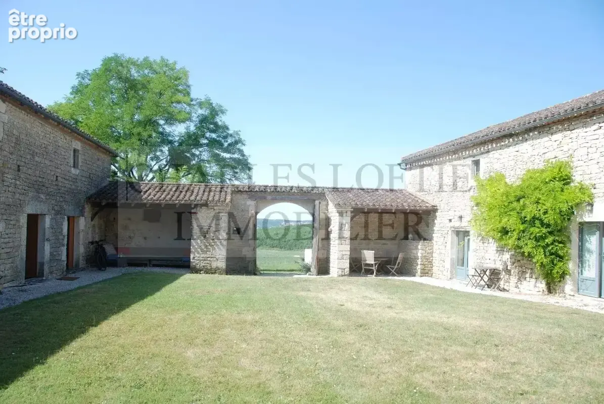 Magnifique et imposante ferme fortifiée du XVIIe siècle, avec dépendances, piscine et terrain de 23 ha, à proximité de Mauroux. - photo 43