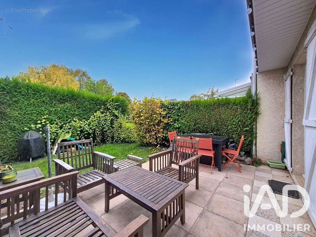 Photo 2 - Maison à LE MESNIL-SAINT-DENIS