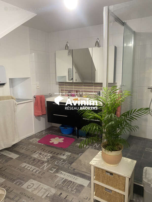 Commerce à NEUVILLE