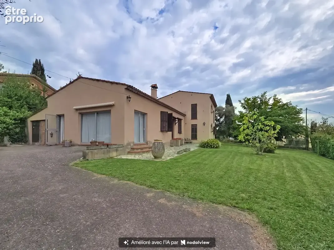 Vence -  villa familiale au fort potentiel   7 chambres, terrain plat de 1 000 m2, exposition plein sud - photo 1