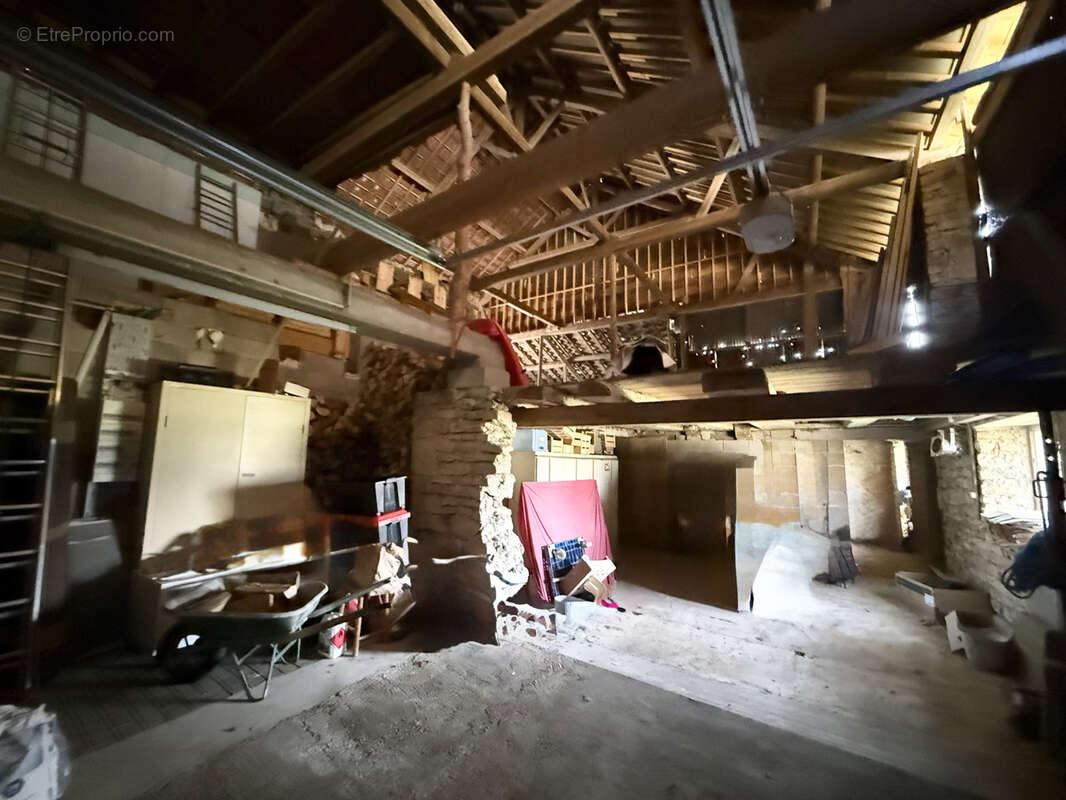 Maison à MONTROND-LE-CHATEAU