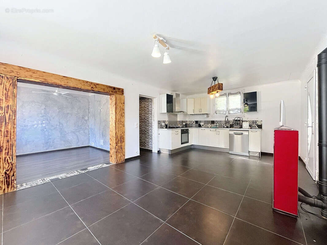 Villa Mitoyenne + Studio Indépendant et Terrain de 1200m2 à Bancairon - photo 4