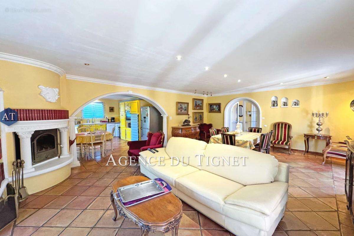 Maison à SAINT-CEZAIRE-SUR-SIAGNE