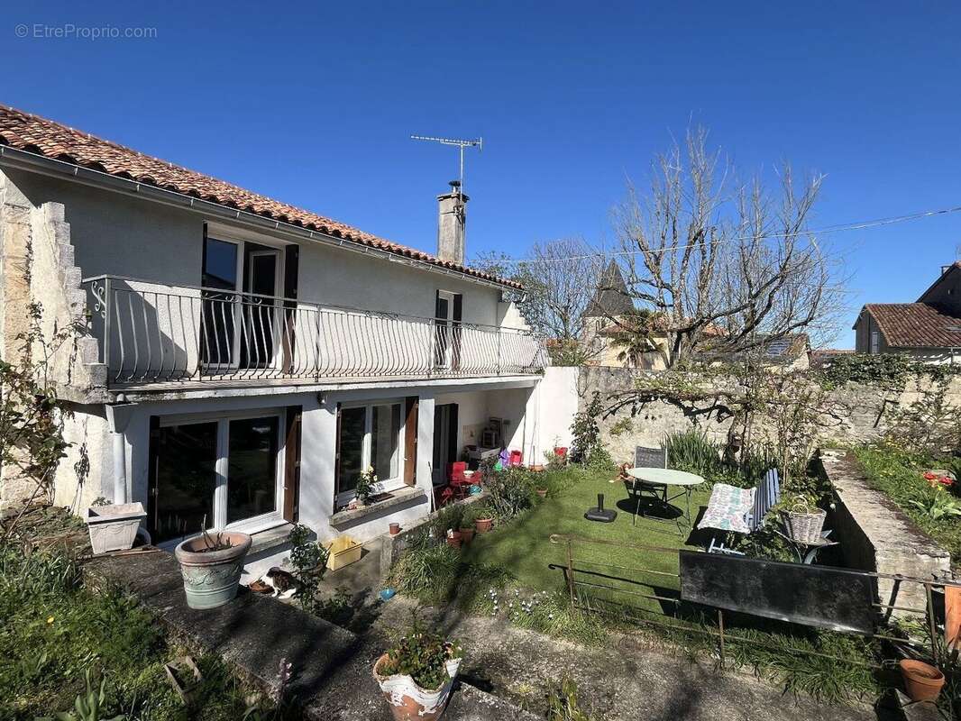 Maison à BORS(CANTON DE MONTMOREAU-SAINT-CYBARD)