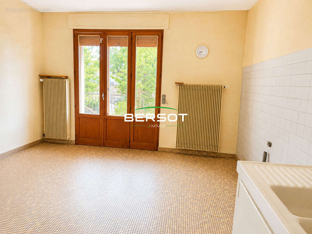 Maison 10 pièces sur grand sous-sol - photo 3