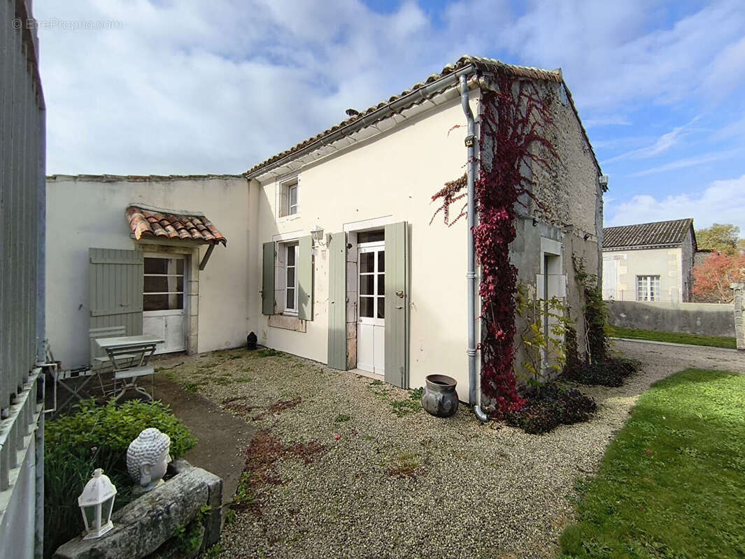 Maison à GENSAC-LA-PALLUE