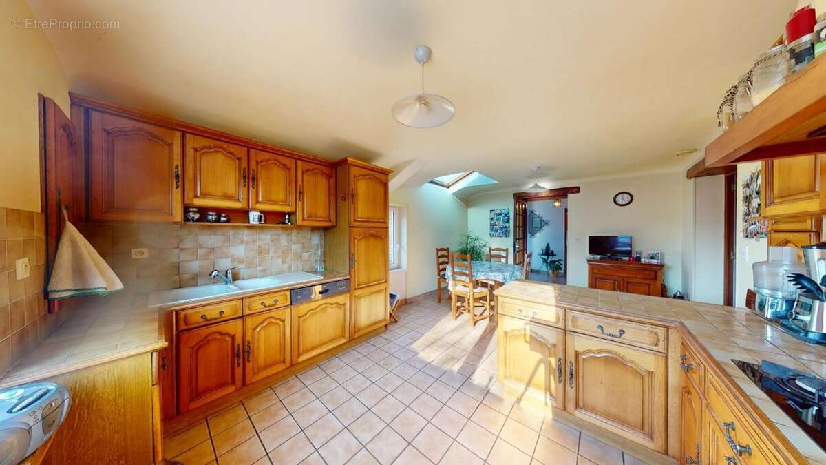 Maison en pierre 4 chambres + dependances + 2.5 ha - photo 7
