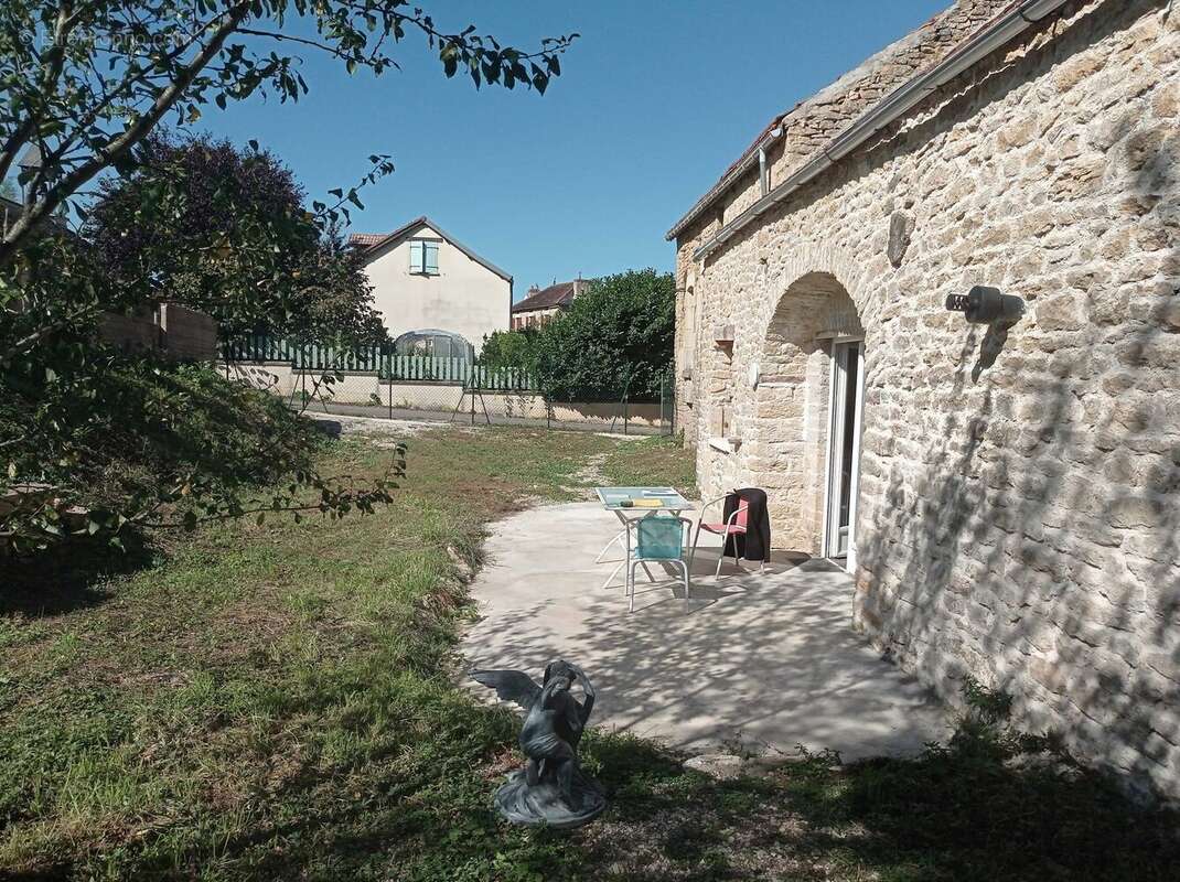 Maison à MONTIGNY-MONTFORT