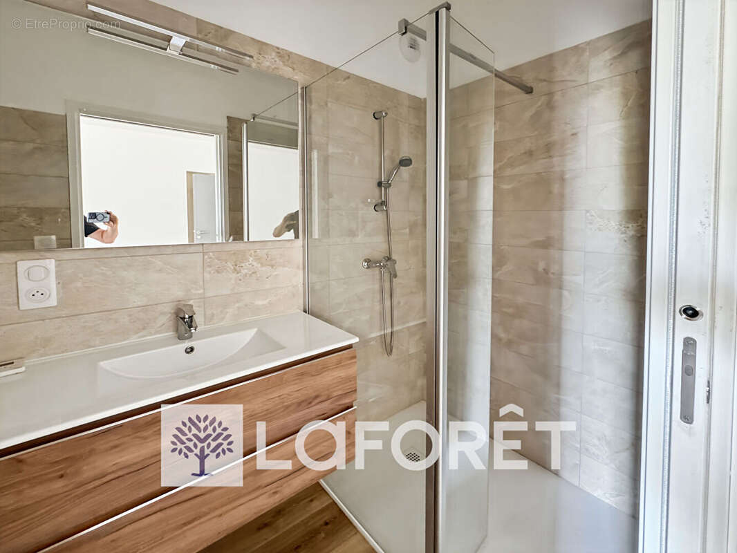 Immeuble de rapport - 3 lots loués et 2 appartements à rénover - photo 6