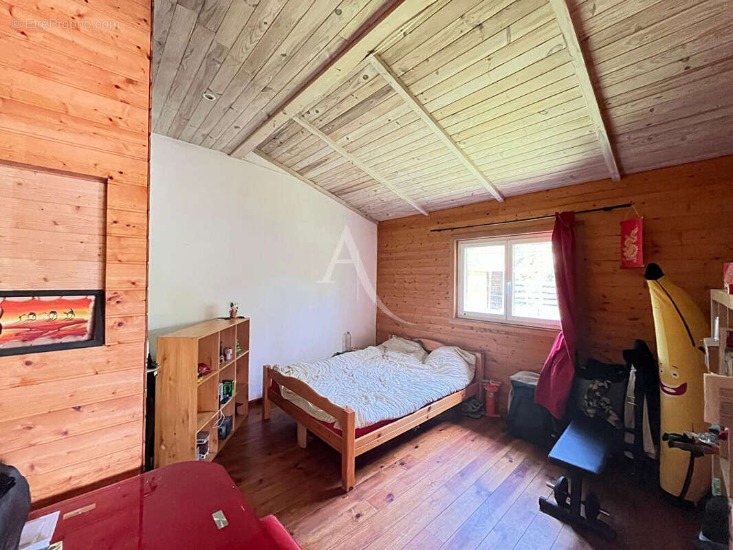 Grande maison familiale de 185m² avec studio indépendant sur plus de 2300m² de terrain ! - photo 8