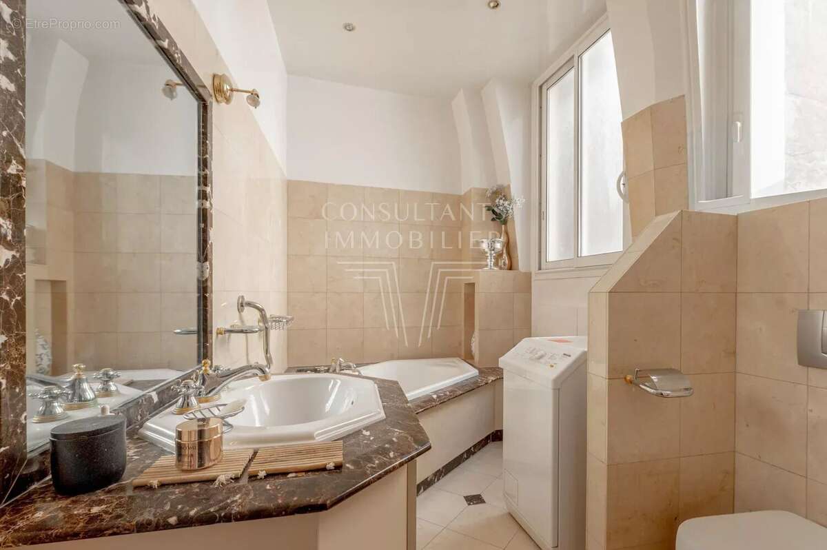 Appartement à PARIS-8E