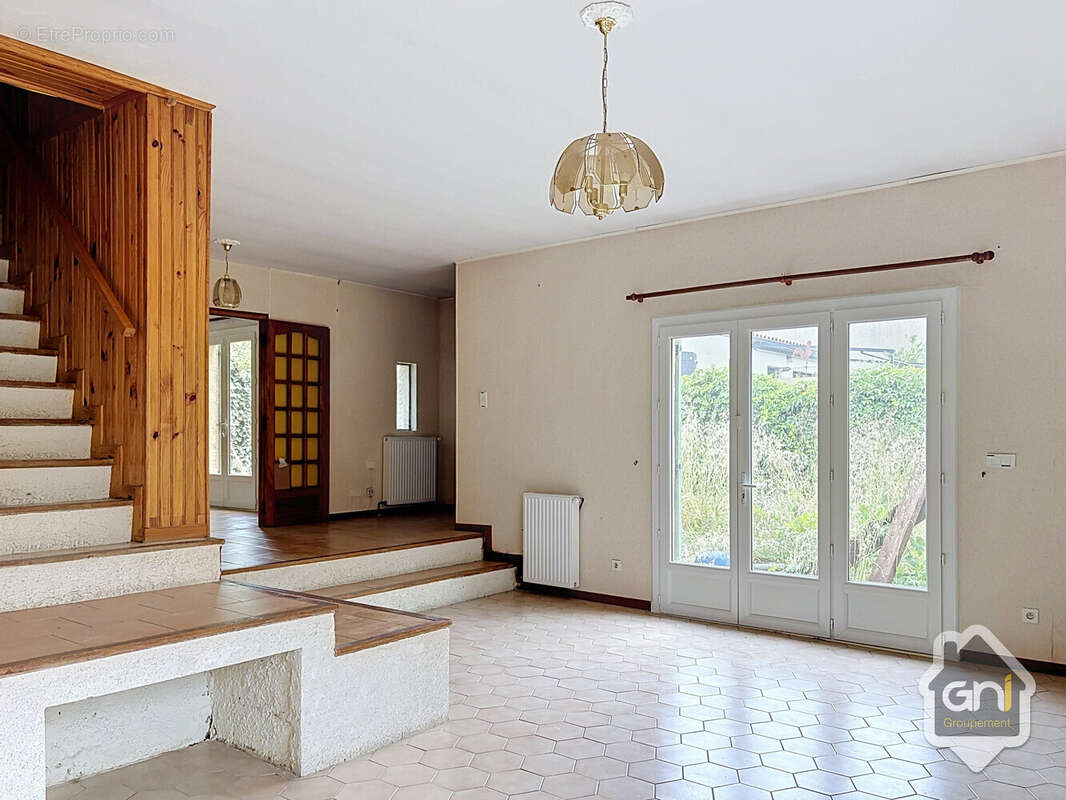 Maison de Type 7 avec jardin. - photo 8