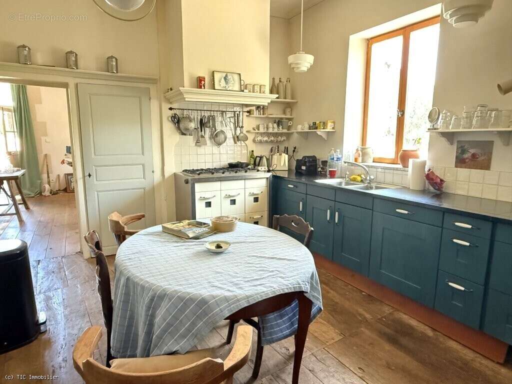 Belle Maison Sur Un Parc de 4843m² Avec Piscine - photo 9