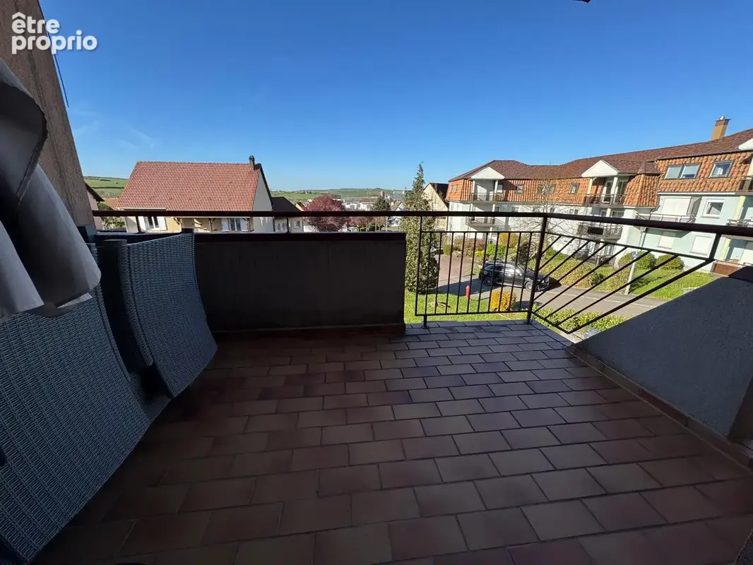 Appartement 2 pièces de 54 m2 avec terrasse, garage, parking et cave. - photo 7