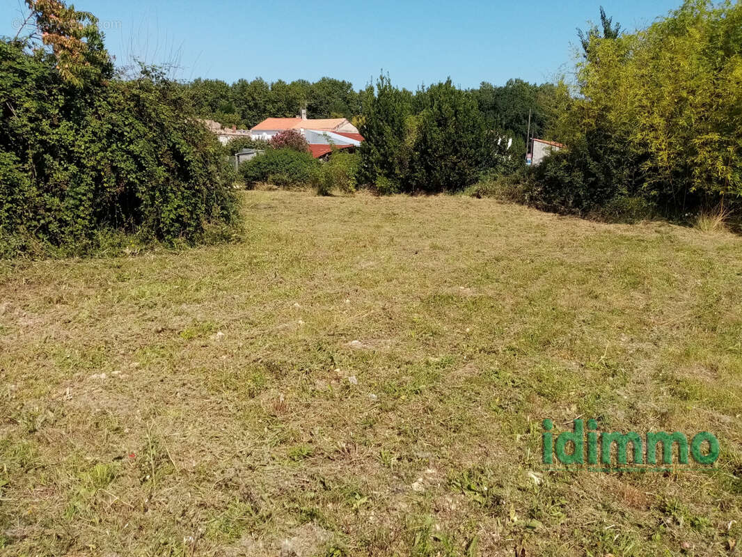 Beau terrain constructible de 788 m2 viabilise. a 10 mn de la jarrie.centre bourg tous commerces, ecoles et co - photo 5