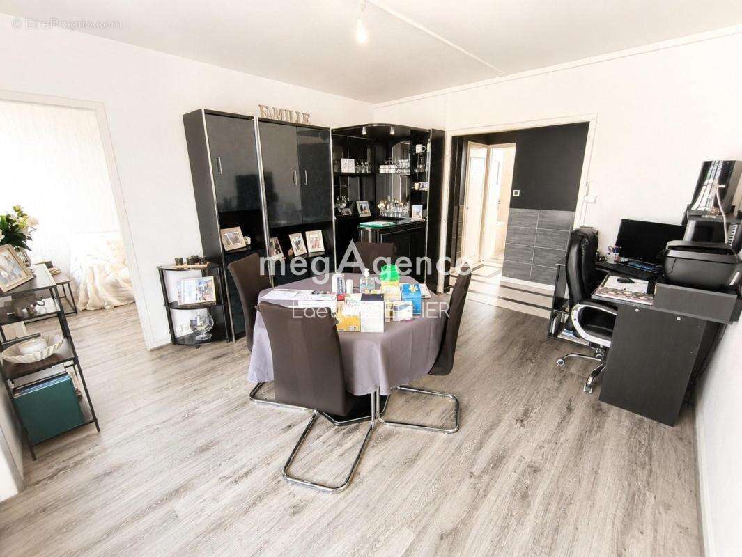 Superbe T4 entièrement rénové de 73 m² - photo 3